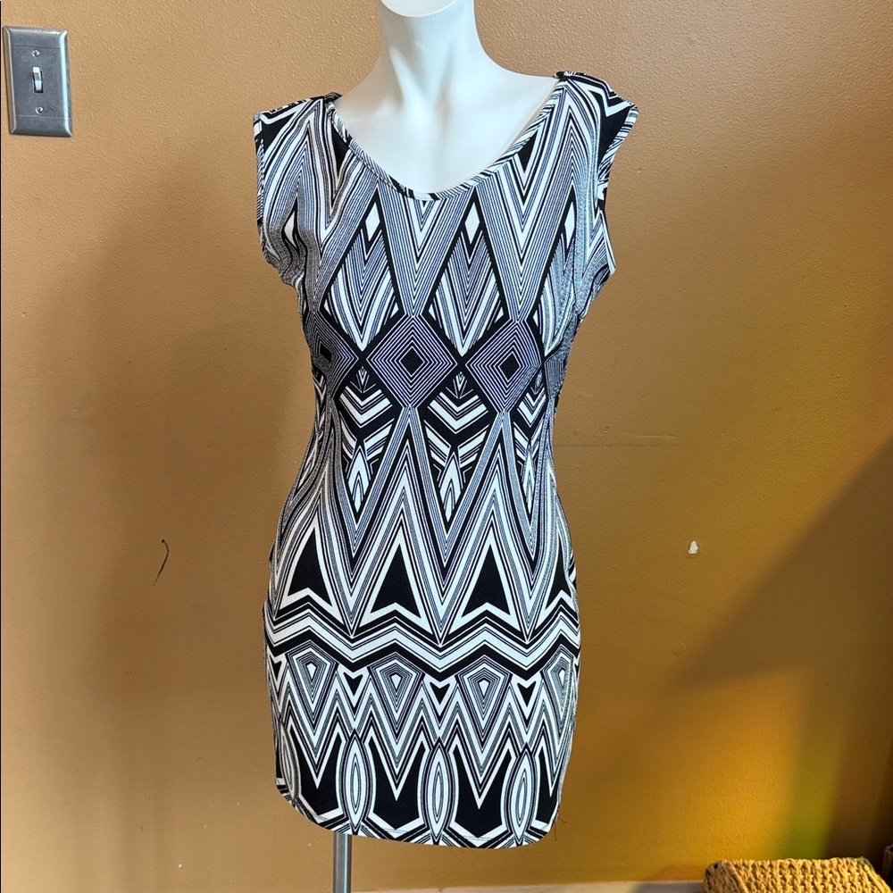 Irreplaceable Geometric Black and White Bodycon Dress Size L